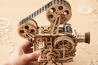 激光切割木質放映機，那抹不去的兒時記憶